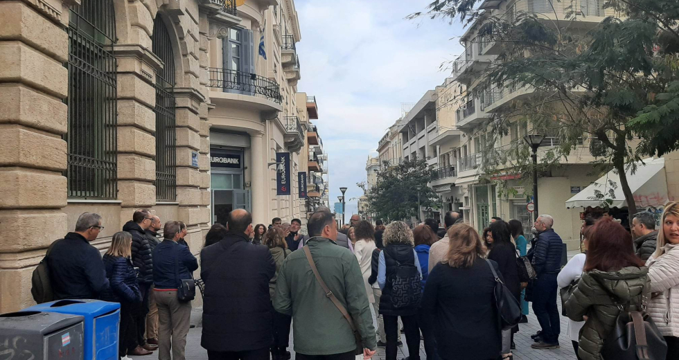 Ηράκλειο: Κινητοποίηση στην Τράπεζα Πειραιώς για το κλείσιμο υποκαταστημάτων