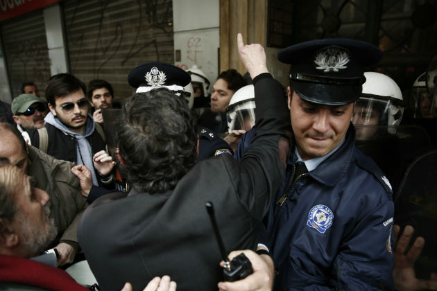 Δυναμικές διαμαρτυρίες κατά των πλειστηριασμών στο Σύνταγμα
