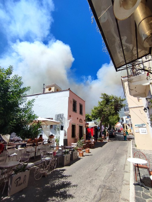 Μεγάλη κινητοποίηση της Πυροσβεστικής για το πύρινο μέτωπο στα Κύθηρα