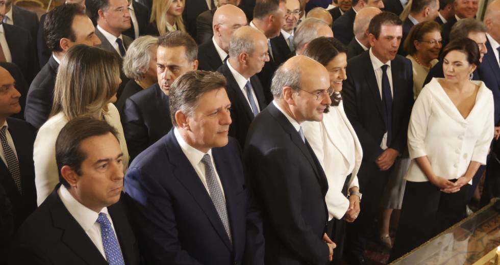Ολοκληρώθηκε η ορκωμοσία της νέας κυβέρνησης, σ’ εξέλιξη η παράδοση – παραλαβή των υπουργείων