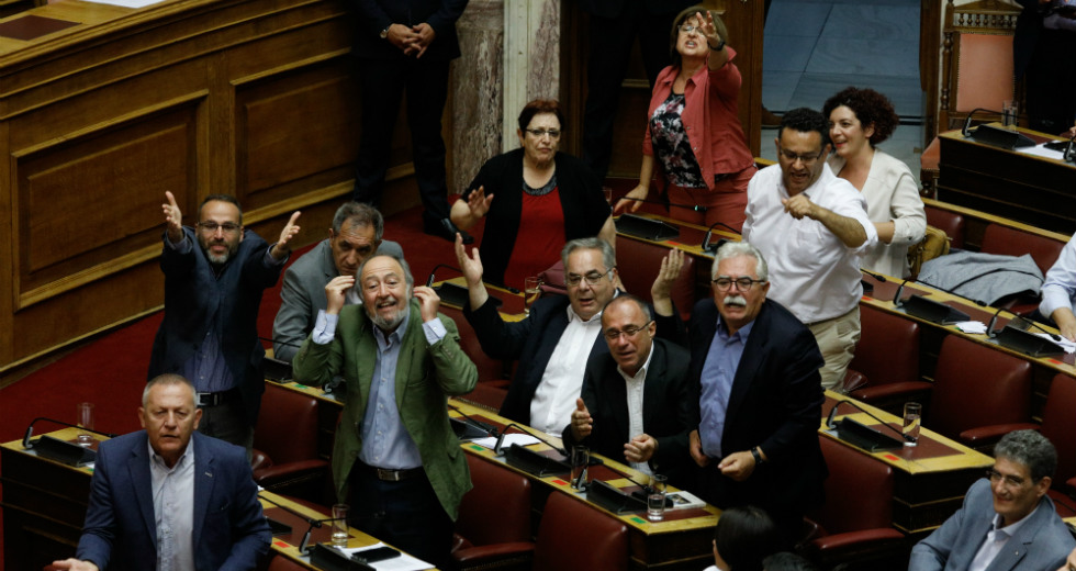 Βουλή: Μέσα απαγόρευση διαδηλώσεων, έξω αστυνομική καταστολή
