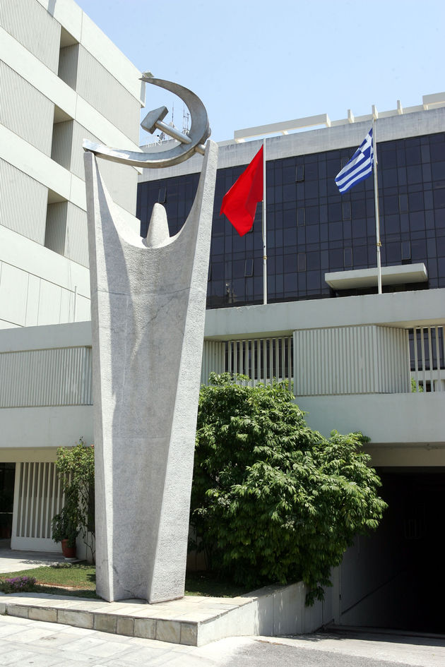 Βγήκαν τα… σφυροδρέπανα