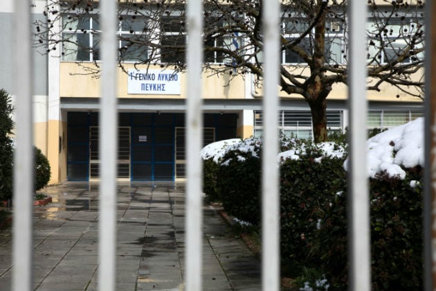 Σε κλοιό χιονιά παραμένει η χώρα