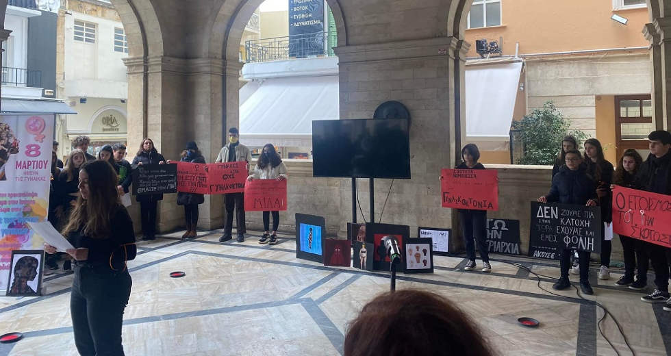 Ηράκλειο: Κόκκινα παπούτσια κατά των γυναικοκτονιών και της έμφυλης βίας