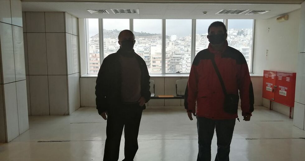 Μια δολοφονική επίθεση με θεατές αστυνομικούς