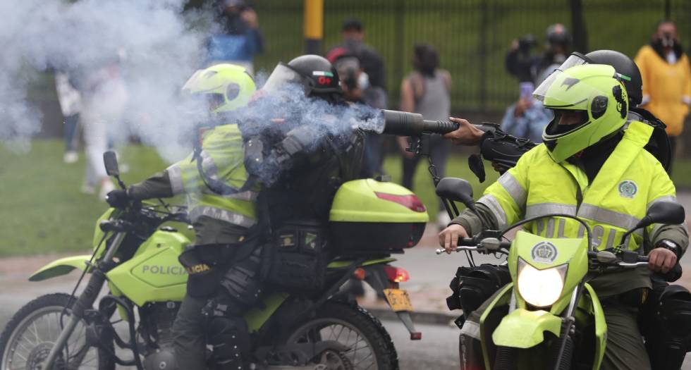 Με αίμα βάφτηκαν οι διαδηλωτές στην Κολομβία – Αποσύρεται το φορολογικό νομοσχέδιο
