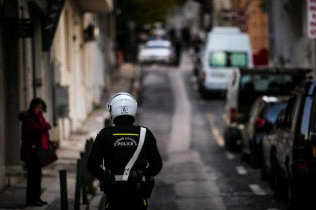 Έκρηξη στο Κολωνάκι, τραυματίστηκαν αστυνομικός και νεωκόρος
