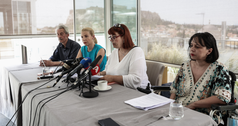 Οι «κομμένοι» της Πλεύσης: Μας πέταξε σα στυμένες λεμονόκουπες