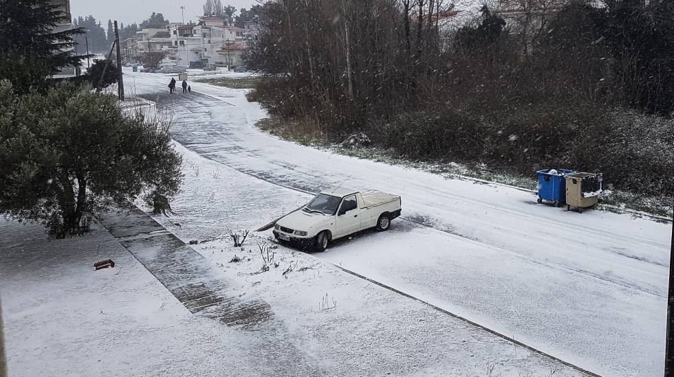 Στην κατάψυξη η χώρα, χιόνια και στην Αττική – Ποιοι δρόμοι είναι κλειστοί