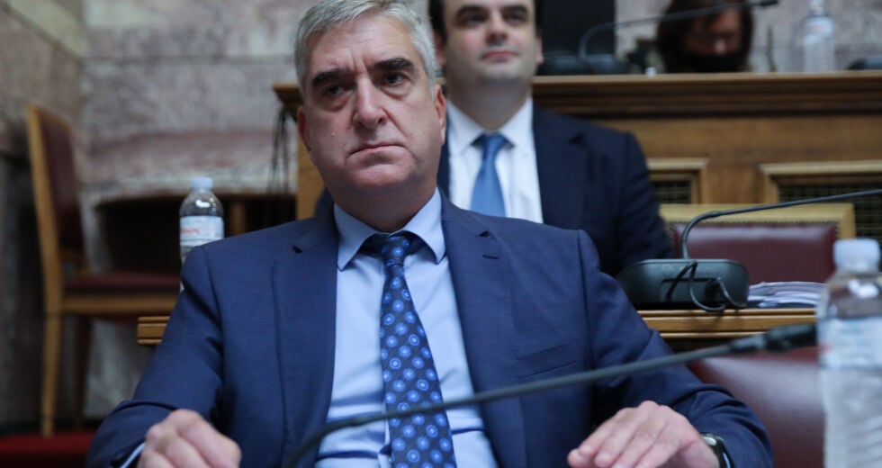Βουλιάζει στις… ντροπολογίες που ψήφισε νύχτα
