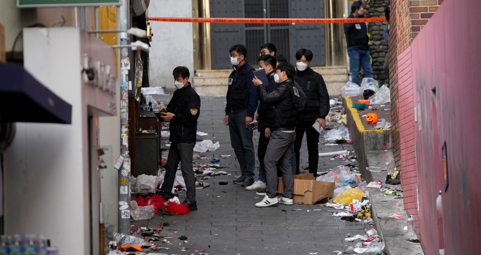 Θρήνος κι επικρίσεις κατά της αστυνομίας μετά την τραγωδία στη Ν. Κορέα