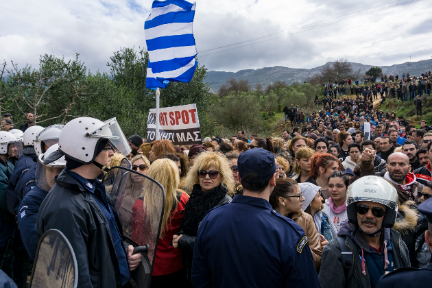 Επεισόδια στην Κω και συγκρούσεις κατοίκων με τα ΜΑΤ [εικόνες & βίντεο]