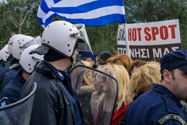 Επεισόδια στην Κω και συγκρούσεις κατοίκων με τα ΜΑΤ [εικόνες & βίντεο]