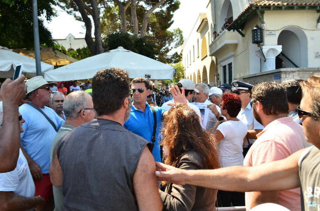 Εκπέμπουν SOS πρόσφυγες και κάτοικοι