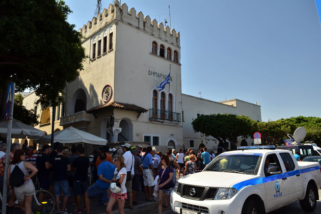 Εκπέμπουν SOS πρόσφυγες και κάτοικοι