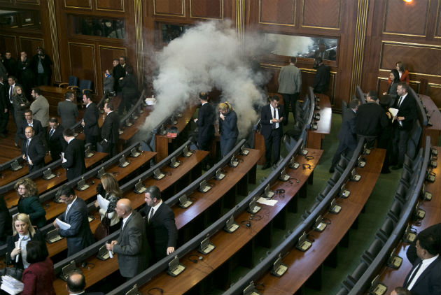 Στη Βουλή με… αντιασφυξιογόνες μάσκες