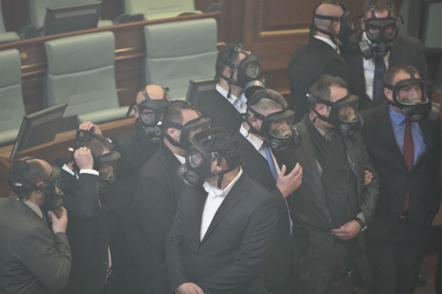 Στη Βουλή με… αντιασφυξιογόνες μάσκες