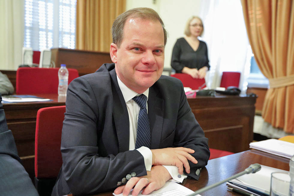 Η κυβέρνηση ρίχνει την μπάλα και τις αρχαιότητες στην εξέδρα