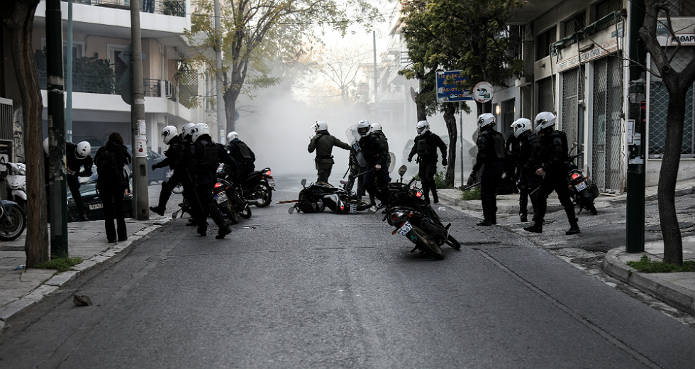 Θυμήθηκε τον Όργουελ ο Πέτσας για την καταστολή στο Κουκάκι