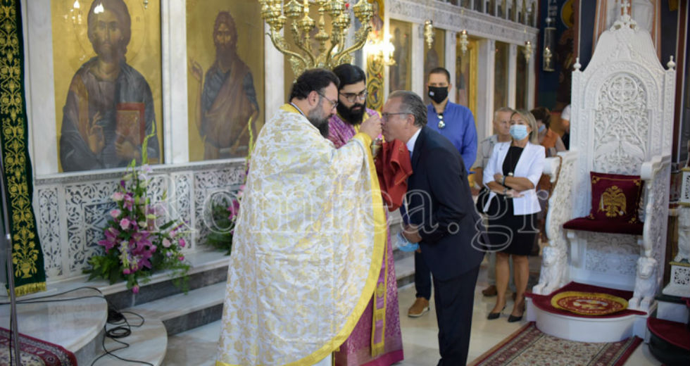 Πυρήνας μετάδοσης του ιού η Θεία Κοινωνία αναφέρει καθηγητής Γενετικής