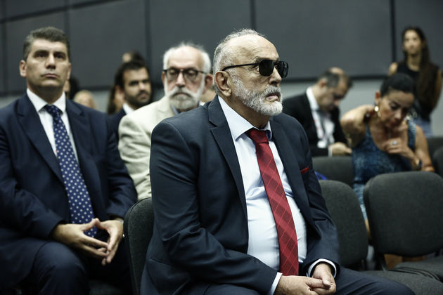 «Παζάρι» για τη σημαία