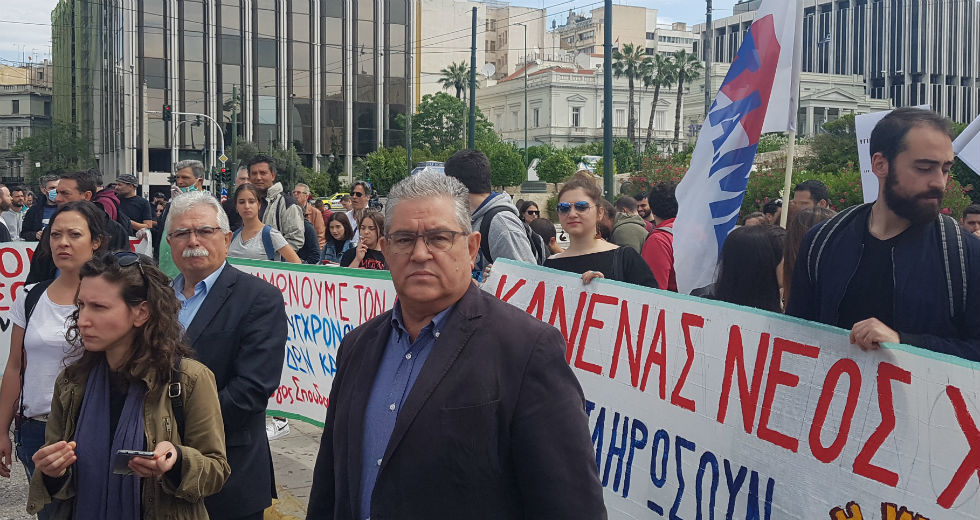 Ένταση στη συγκέντρωση εργαζομένων στον Επισιτισμό – Τουρισμό έξω απ’ το υπ. Εργασίας