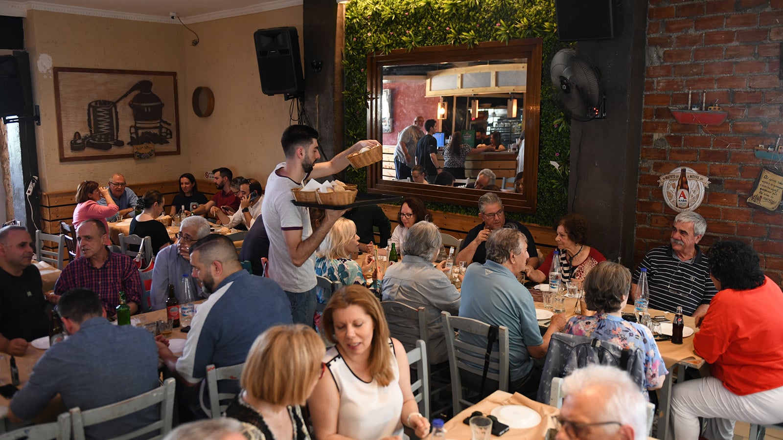 Μεζεδοπωλείο στο Αιγάλεω διάλεξε ο Δ. Κουτσούμπας για χαλάρωση πριν τις εκλογές