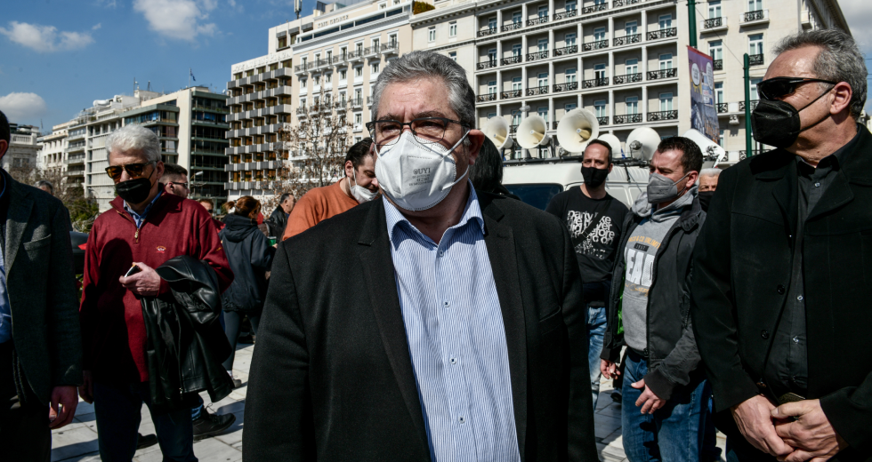 Παλμός και συνθήματα για ακρίβεια, εργασιακά και πόλεμο στο Σύνταγμα