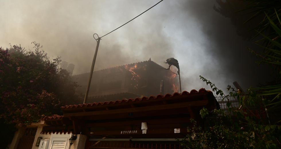 Σπίτια στις φλόγες από τις μεγάλες πυρκαγιές (βίντεο και εικόνες)