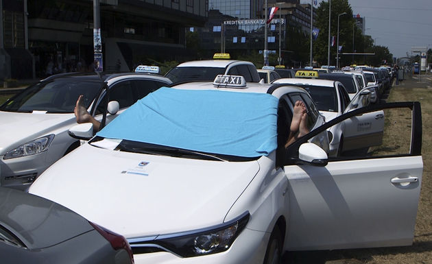 Ταξιτζήδες vs Uber: το αθηναϊκό γουέστερν του 2017
