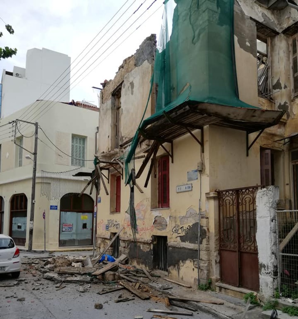 Κατεδαφίζεται ερειπωμένο κτίριο στο κέντρο του Ηρακλείου