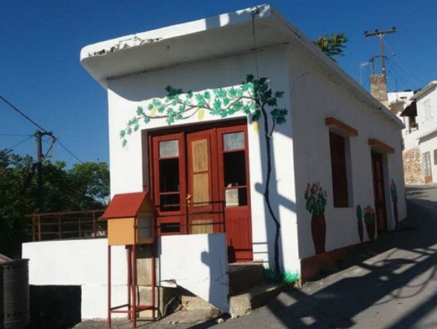 Ζωγραφίζει ερειπωμένα κτίρια σε χωριά του Ηρακλείου