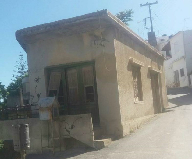 Ζωγραφίζει ερειπωμένα κτίρια σε χωριά του Ηρακλείου