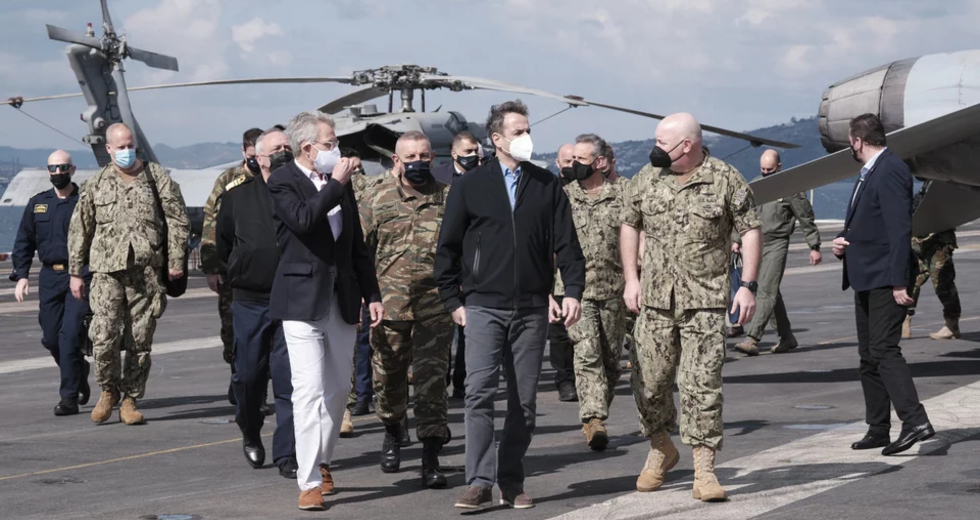Στη Σούδα βρέθηκε ο πρωθυπουργός – Επισκέφθηκε το αεροπλανοφόρο «Αϊζενχάουερ»