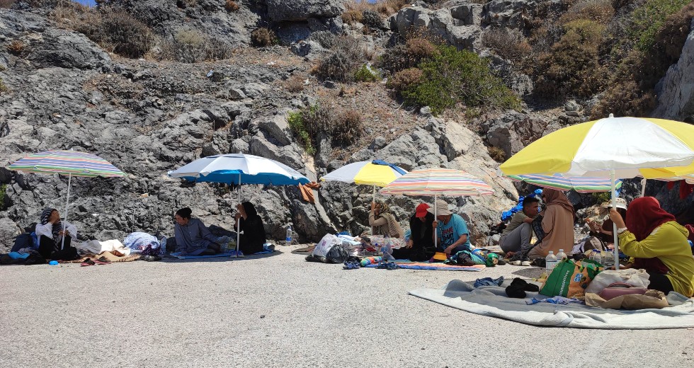 Κύθηρα: Άφησαν τους πρόσφυγες να ψήνονται στους 40 βαθμούς!