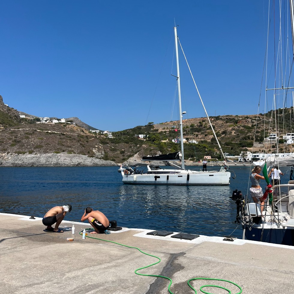 Κύθηρα: Άφησαν τους πρόσφυγες να ψήνονται στους 40 βαθμούς!
