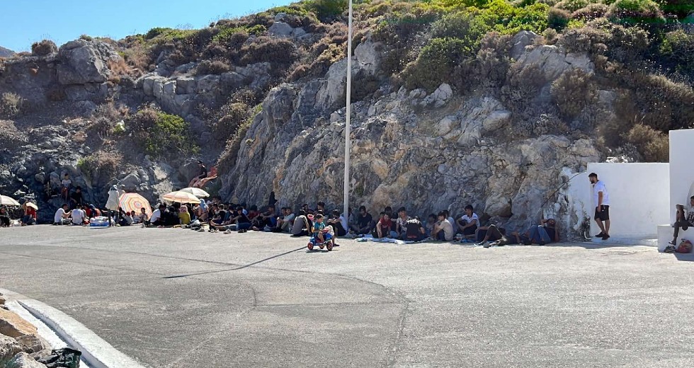 Κύθηρα: Άφησαν τους πρόσφυγες να ψήνονται στους 40 βαθμούς!