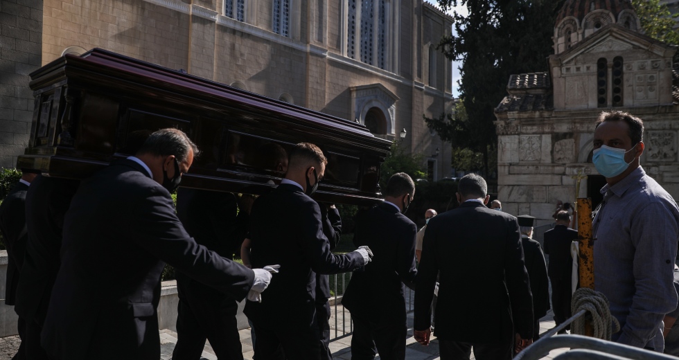 Μίκη ζεις, εσύ μας οδηγείς