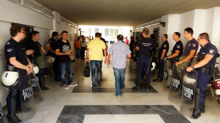 ΜΑΤ στο δημοτικό συμβούλιο της Λαμίας