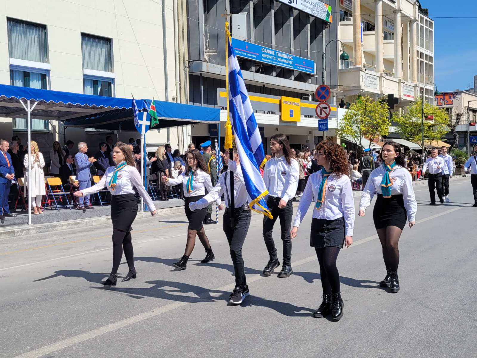 Θεσσαλονίκη: Με μαύρα μπαλόνια στην παρέλαση για την τραγωδία των Τεμπών