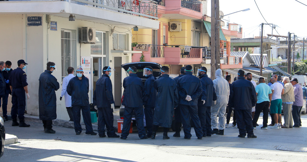 Επιχείρηση στον οικισμό Ρομά Νέας Σμύρνης Λάρισας μετά τα κρούσματα κορονοϊού
