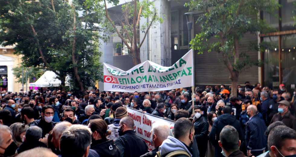 «Με αίμα και ιδρώτα δένουμε τ’ ατσάλι» φώναξαν μαχητικά οι εργαζόμενοι της ΛΑΡΚΟ