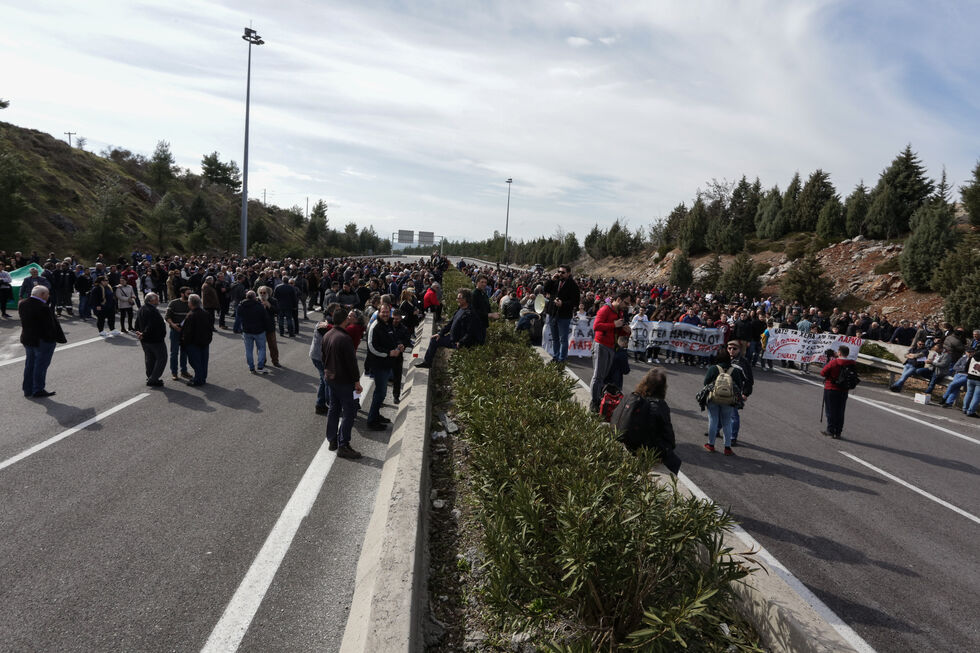 «Με αίμα και ιδρώτα δένουμε το ατσάλι, θα τους σταματήσουμε με ενότητα και πάλη»