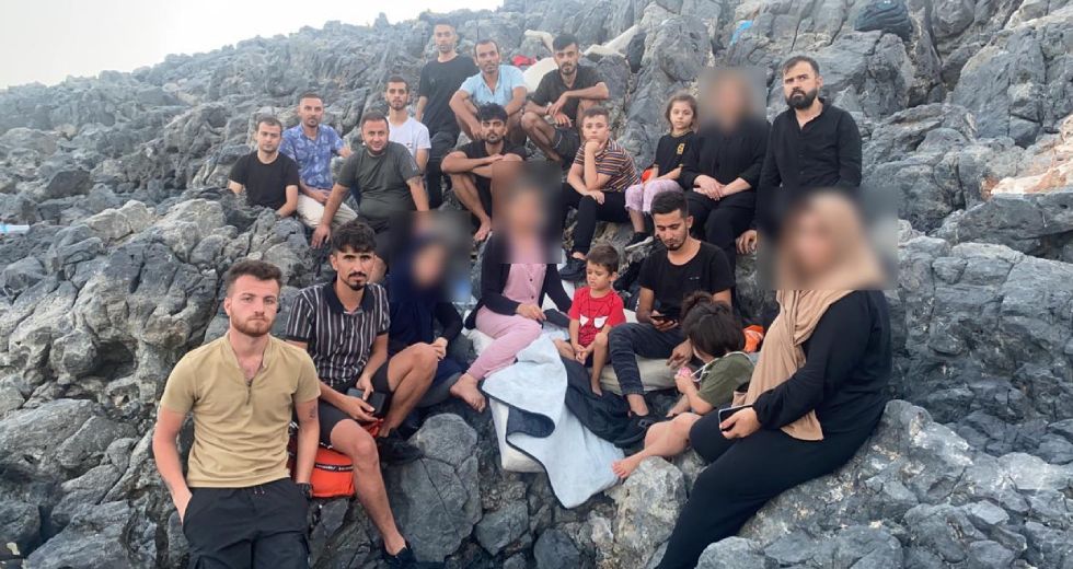 Το Λιμενικό αφήνει αβοήθητους 37 ναυαγούς πρόσφυγες σε βραχονησίδα