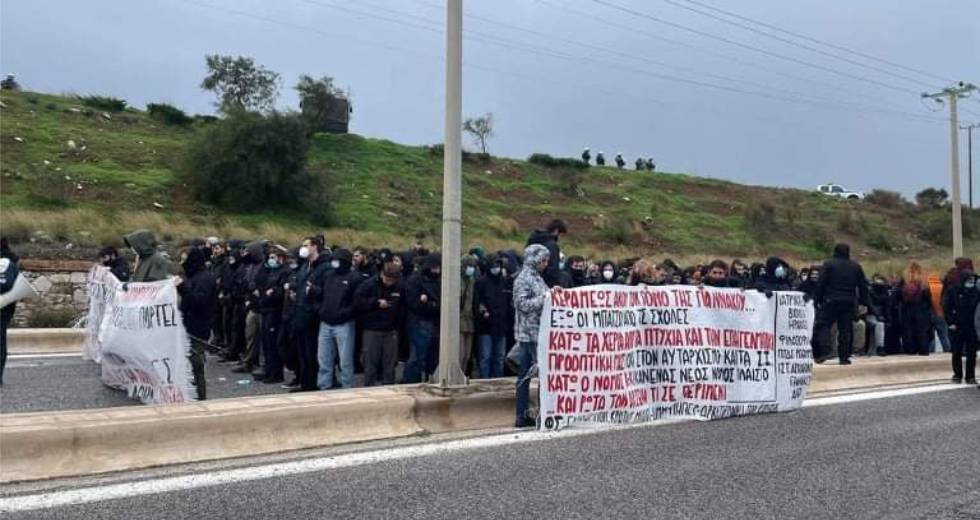 Λαύριο: Αστυνομική υποδοχή των φοιτητών με μπλόκα, χημικά και ξύλο [Βίντεο]