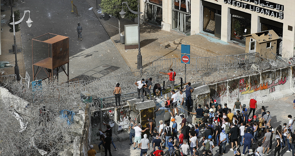 Διαδηλωτές επιχείρησαν να μπουν στο κοινοβούλιο του Λιβάνου