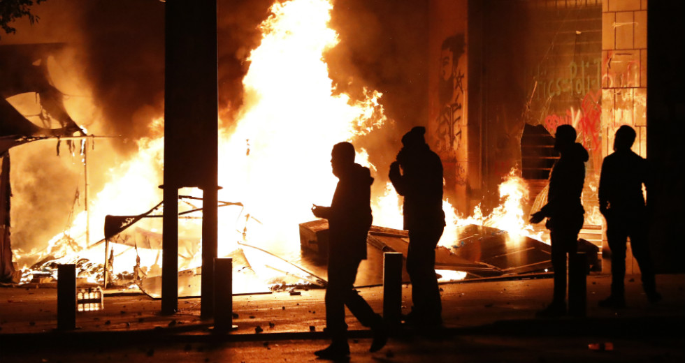 Βίαιες συγκρούσεις με δεκάδες τραυματίες στον Λίβανο