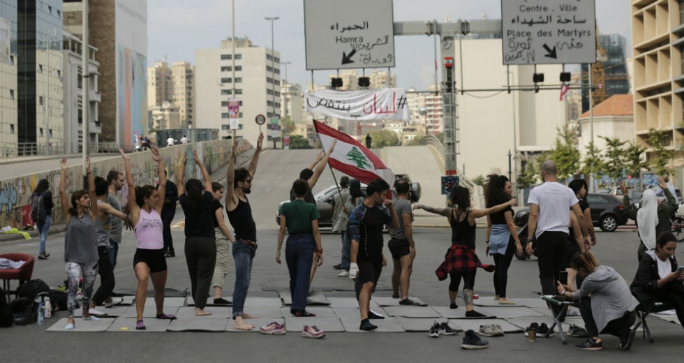 Οι διαδηλωτές στον Λίβανο γίνονται δημιουργικοί καθώς κλείνουν τους δρόμους