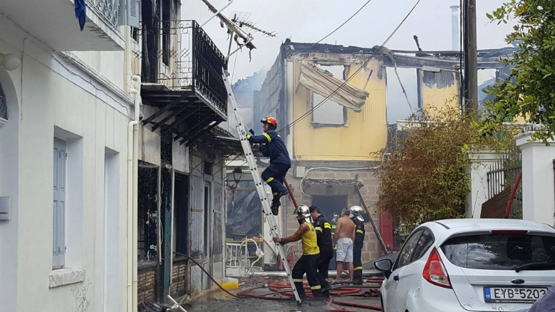 Κάηκαν σπίτια από τη μεγάλη φωτιά στη Λευκάδα