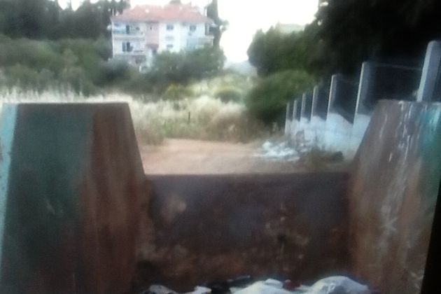 Πετούν τους νεκρούς στα σκουπίδια!